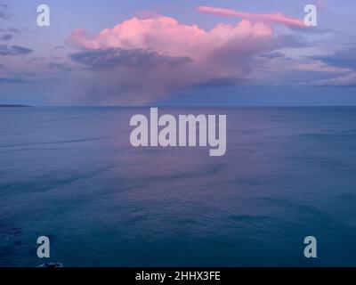 Eine große Gewitterwolke am Horizont über dem Meer. Stockfoto