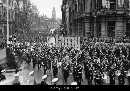 Die kolonialen Kontingente des bewaffneten Dienstes marschieren nach der Krönung von Königin Elizabeth II. In der Westminster Abbey entlang Whitehall. 2nd. Juni 1953 Stockfoto