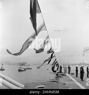 HMS Ark Royal wird am 3rd. Mai 1950 auf der Cammell Laird Werft in Birkenhead, Merseyside, gestartet. Royal Airforce Flyby Stockfoto