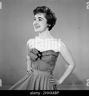 Woman's Sunday Mirror Mode Wettbewerb Nr. 12. Sun Tops von DH Evans getragen von Film und Bühne Schauspielerin Maureen Davis. Juli 1955. Stockfoto