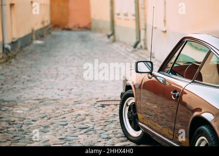 Schließen Blick Auf Porsche 930 Auto Geparkt In Old Narrow Street. Stockfoto