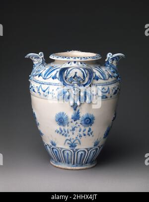 Ewer (Brocca) ca. 1575–80 Porzellanmanufaktur Medici das in den Medici-Werkstätten in Florenz hergestellte Porzellan wurde als erstes in Europa hergestellt. Francesco I de’Medici (1541–1587) gründete 1560s eine Keramikwerkstatt mit der Absicht, chinesisches blau-weißes Porzellan nachzuahmen. Es dauerte etwa zehn Jahre, bis die Werkstatt die Art von Porzellan herstellen konnte, das als Soft-Paste bekannt ist. Während dem sogenannten Medici-Porzellan die Zutaten fehlen, die aus hartem Porzellan bestehen, wie es von den Chinesen hergestellt wurde, konnten die Medici-Töpfer einen feinen weißen keramikbos basteln