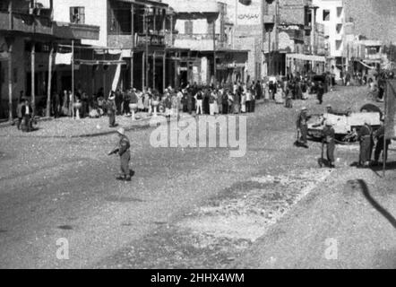 Nach den Ismalia-Krawallen 27th. Januar 1952. Die Unruhen in Ismalia stellten einen großen Zusammenstoß zwischen britischen Streitkräften und der ägyptischen Hilfspolizei in Ismailia, Ägypten, dar. Ismailia liegt am Lake Timsah entlang der Küste des Kanals, auf halbem Weg zwischen Port Said und Suez. Am Vortag ist das gouvernement Ismailia die Hauptstadt der Region Canal, in der die Suezkanal-Behörde ihren Sitz hat. Stockfoto