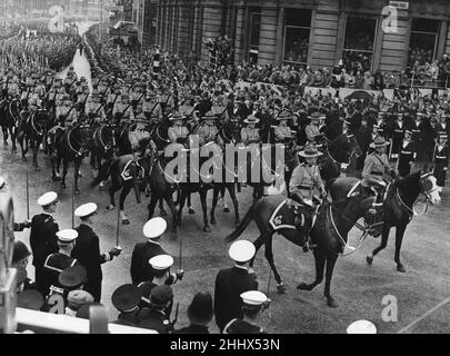 Royal Canadian Mounted Police Officers Teil des Commonwealth Kontingent sah vorbei Charing Cross , als Teil der Krönungsprozession zurück zum Buckingham Palace nach der Krönung von Königin Elizabeth II in Westminster Abbey. 2nd. Juni 1953 Stockfoto