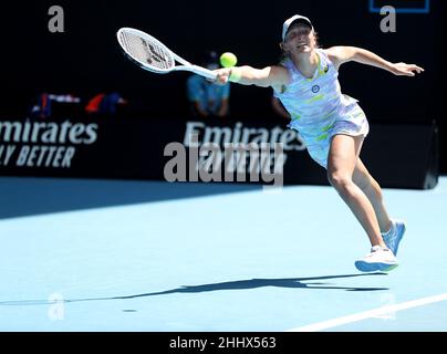 Melbourne, Australien. 26th Januar 2022. IGA Swiatek in Ladies Quarter final Action Australian Open Tennis 2022 Melbourne Park, Australia Day 10 Mittwoch 26 Januar 2022 FOTO VON KARL WINTER Kredit: Roger Parker/Alamy Live News Stockfoto