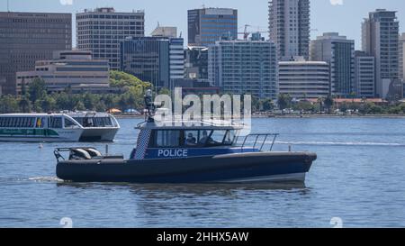 Perth Water Police und Transperth Ferry auf dem Swan River Stockfoto