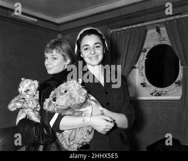 Ankunft mit der 'Queen Mary' aus New York. Rückkehr aus Hollywood, wo sie einen Film mit Kirk Douglas 'The Lust for Life' gedreht haben. Links Miss Jeanette Sterke, rechts Miss Jill Bennett. 6th. Dezember 1955. Stockfoto