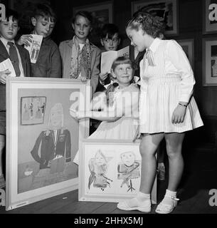 Sonntag bildhafte Kinderkunstausstellung Tee-Party. 23rd. Juli 1954. Stockfoto