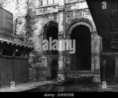 St. Winefride's Well Shrine in Holywell, Flintshire, Wales, 15th. Dezember 1949. Unser Bild zeigt ... Badekabinen und ein großes Bad für Pilger zum Eintauchen. Auch bekannt als Winifred's Well, behauptet es, der älteste ständig besuchte Wallfahrtsort in Großbritannien zu sein (über 1300 Jahre) und ist ein denkmalgeschütztes Gebäude der Klasse I. Pilger haben den Brunnen von St. Winefride im Laufe der Geschichte besucht, um Heilung zu suchen. Stockfoto