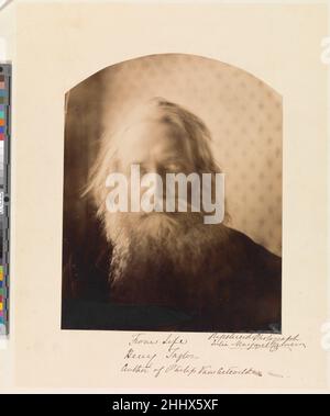 Henry Taylor. Autor von „Philip Van Artevelde“ 1864 Julia Margaret Cameron die britische, geborene Inder Camerons Fotografien wurden nicht von allen bewundert – vor allem nicht von anderen Fotografen. Bei der Überprüfung ihrer Einreichungen zur Ausstellung der Photographic Society of Scotland von 1864, die zwei Porträts von Taylor enthielt, berichtete das Photographic Journal mit einer Herablassung, die sie wütend machte:Mrs. Cameron stellt ihre Serie von unscharf porträtierten Prominenten aus. Wir müssen dieser Dame Anerkennung für gewagte Originalität, aber auf Kosten aller anderen fotografischen Qualitäten. Ein wahrer Künstler würde ein beschäftigen Stockfoto