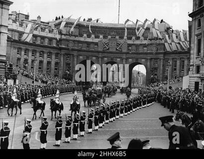 Die Kutschenprozession der Prinzen und Prinzessinnen des Blutes Royal führt unter den Admiralty Arch, der sich in Richtung Westminster Abbey zur Krönung von Königin Elizabeth II. Bewegt 2nd. Juni 1953 Stockfoto