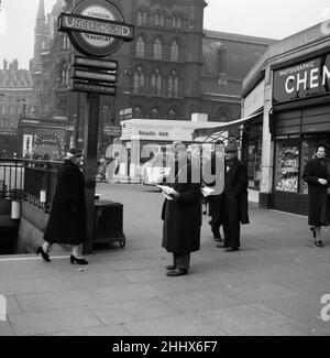 Seit einer Woche verzichten die Londoner aufgrund eines Handelsstreits auf Zeitungen. Dieser Nachrichtenanbieter am Bahnhof Kings Cross hat jedoch in threepenny-Blättern mit Fußballpoolergebnissen und Rennprogrammen flott Geschäfte gemacht. 1st. April 1955. Stockfoto