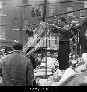 Flohmarkt in der Club Row, Bethnal Green, E1 London 1st. März 1955 Stockfoto