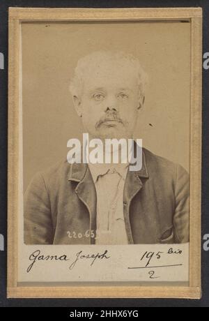 Gama. Joseph. 41 ans, né le 5/3/42 à Paris IXe. Graveur. Anarchiste. 6/7/94. 1894 Alphonse Bertillon Bertillon, geboren in einer angesehenen Familie von Wissenschaftlern und Statistikern, begann seine Karriere als Angestellter des Identifikationsbüros der Pariser Präfektur der Polizei im Jahr 1879. Mit der Pflege zuverlässiger polizeilicher Aufzeichnungen von Straftätern beauftragt, entwickelte er das erste moderne System der kriminellen Identifizierung. Das System, das unter dem Namen Bertillonage bekannt wurde, hatte drei Komponenten: Anthropometrische Messungen, präzise verbale Beschreibung der körperlichen Eigenschaften des Gefangenen und standardisierte Fotografie Stockfoto