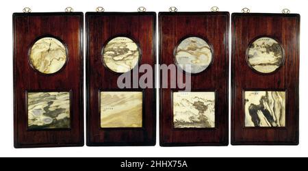 Wandtafel mit steinernen Gemälden 19th Jahrhundert China eingeschrieben, auf der runden Platte: “Herbstberge in Nebel und Wolke. In der Ferne sieht es aus wie Nebel und Wolken; wenn ihr euch nähert, seht ihr, dass es die Leere ist. Aus einem Tang-Gedicht, [signiert] Zhushan“; auf der rechteckigen Platte: „Ein magischer Turm nach Schnee. Die schneebedeckte Klippe im Sonnenuntergang sieht aus wie ein Jadeschirm. Aus einem Tang-Gedicht, [signiert] Yibai.“ auf der runden Platte eingeschrieben: „Morgenmist in einem Frühlingswald, eingeschrieben von Zhushan jushi“; auf der rechteckigen Platte: „überhängende Klippe und schiere Wand. Eingeschrieben von Yibai Shanren in Shenjiang (der Huang Stockfoto