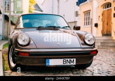 Vorderansicht Des Porsche 930 Autos In Der Old Narrow Street Geparkt. Stockfoto