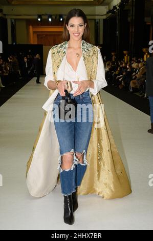 Iris Mittenaere nimmt an der Stephane Rolland Hasute Couture Frühjahr/Sommer 2022 im Rahmen der Paris Fashion Week am 25. Januar 2022 in Paris, Frankreich, Teil. Foto von Laurent Zabulon/ABACAPRESS.COM Stockfoto