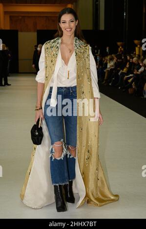 Iris Mittenaere nimmt an der Stephane Rolland Hasute Couture Frühjahr/Sommer 2022 im Rahmen der Paris Fashion Week am 25. Januar 2022 in Paris, Frankreich, Teil. Foto von Laurent Zabulon/ABACAPRESS.COM Stockfoto