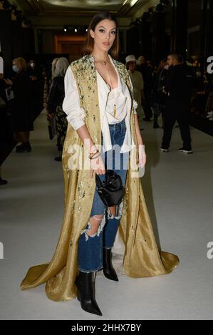 Iris Mittenaere nimmt an der Stephane Rolland Hasute Couture Frühjahr/Sommer 2022 im Rahmen der Paris Fashion Week am 25. Januar 2022 in Paris, Frankreich, Teil. Foto von Laurent Zabulon/ABACAPRESS.COM Stockfoto