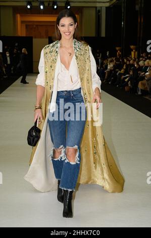 Iris Mittenaere nimmt an der Stephane Rolland Hasute Couture Frühjahr/Sommer 2022 im Rahmen der Paris Fashion Week am 25. Januar 2022 in Paris, Frankreich, Teil. Foto von Laurent Zabulon/ABACAPRESS.COM Stockfoto