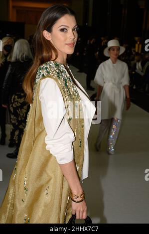 Iris Mittenaere nimmt an der Stephane Rolland Hasute Couture Frühjahr/Sommer 2022 im Rahmen der Paris Fashion Week am 25. Januar 2022 in Paris, Frankreich, Teil. Foto von Laurent Zabulon/ABACAPRESS.COM Stockfoto