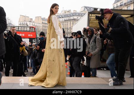 Iris Mittenaere nimmt an der Stephane Rolland Hasute Couture Frühjahr/Sommer 2022 im Rahmen der Paris Fashion Week am 25. Januar 2022 in Paris, Frankreich, Teil. Foto von Laurent Zabulon/ABACAPRESS.COM Stockfoto