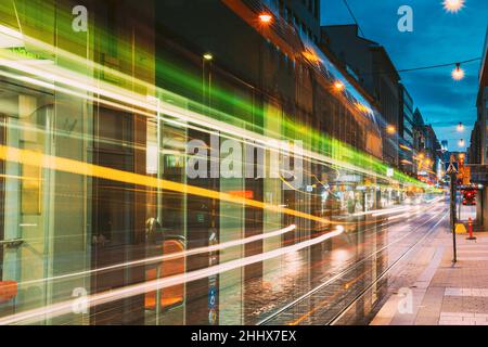 Helsinki, Finnland. Die Straßenbahn fährt von einem Anschlag auf der Straße Aleksanterinkatu in Helsinki. Nacht der Aleksanterinkatu Straße in Kluuvi erhalten Bezirk In Stockfoto