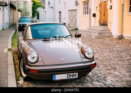 Vorderansicht Des Porsche 930 Autos In Der Old Narrow Street Geparkt. Stockfoto