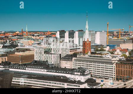 Stockholm, Schweden. Erhöhte Sicht Auf St. Clara Oder St. Klara Kirche Im Sommer Sonnige Moderne Skyline. Stockfoto