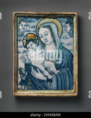 Andachtsschild mit der Madonna und dem Kind mit Stiftern ca. 1490–1500 Italienisch, vielleicht Emilia-Romagna (möglicherweise Faenza) oder die Marken im Gegensatz zu vielen maiolica-Objekten hat diese Tafel keine Funktion, außer dem Betrachter ein gemaltes Bild zu zeigen. Es behält das Gefühl der Domestizität mit Renaissance maiolica Gefäße und Geschirr verbunden, wurde aber gemacht, um religiöse Hingabe zu fördern. Das kleine Format und die eng zugeschnittene Ansicht der Jungfrau mit dem Kind schaffen eine intime Beziehung zum Betrachter, und die kleinen knienden Spender unten links stellen ein Modell für die Anbetung im Haus dar. Die Plaque Imita Stockfoto