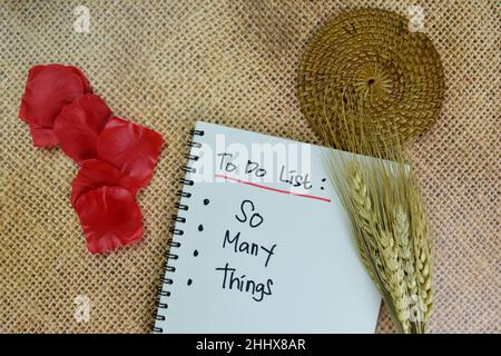 To Do List - so viele Dinge schreiben auf einem Buch isoliert auf Holztisch. Stockfoto