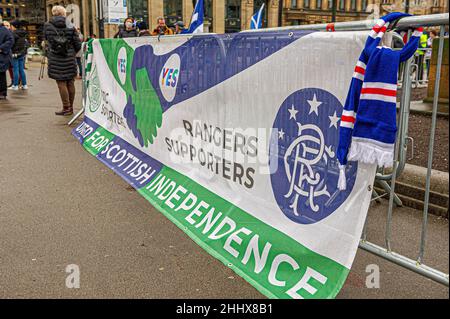 Glasgow, Großbritannien. 22nd Januar 2022. Während der Demonstration ist ein Banner an Geländer für die Indy-Gruppe Celtic und Rangers Suppliers - vereint für die schottische Unabhängigkeit, zu sehen. 1.000 Anhänger kamen zur Unterstützung der schottischen Unabhängigkeit heraus, nachdem der britische Premierminister Boris Johnson während der Coronavirus-Sperre in der Downing Street 10 zahlreiche Partys und Versammlungen abgehalten hatte, obwohl Gesetze und Gesetzesvorlagen eingeführt wurden, um die Ausbreitung des Virus einzudämmen. Kredit: SOPA Images Limited/Alamy Live Nachrichten Stockfoto