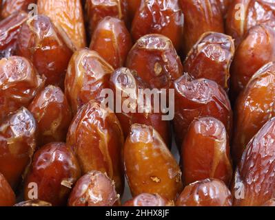 Oberfläche, Textur von ausgewählten getrockneten Datteln, natürliche orientalische Süßigkeiten Food Hintergrund Stockfoto