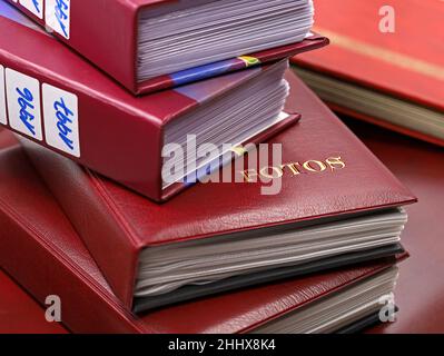 Stapel alter Fotoalben mit dem Wort Fotos in deutscher Sprache Stockfoto