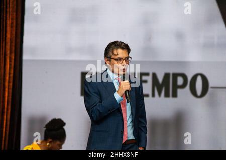 Bogota, Kolumbien am 25. Januar 2022. Alejandro Gaviria, ehemaliger Dekan der Andes-Universität und Präsidentschaftskandidat der Koalition „Coalicion de la Esperanza“, spricht während der ersten Debatte über Präsidentschaftskandidaten in Bogota, Kolumbien, am 25. Januar 2022. Kredit: Long Visual Press/Alamy Live Nachrichten Stockfoto