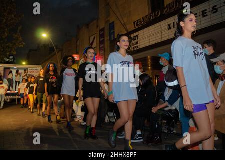 Bogota, Kolumbien. 25th Januar 2022. Models mit Kleidung, die den kolumbianischen Daily Politician Topics entgeht, modellieren am 25. Januar 2022 in der Innenstadt von Bogota vor der Tür des Jorge Eliecer Gaitan Theaters in Bogota, Kolumbien. Kredit: Long Visual Press/Alamy Live Nachrichten Stockfoto