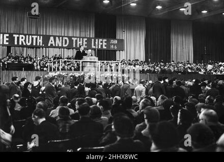 Der amerikanische Evangelist Billy Graham sprach während seines schottischen Kreuzzugs in der Kelvin Hall in Glasgow, Schottland, an eine riesige Menschenmenge.23rd. März 1955. Stockfoto