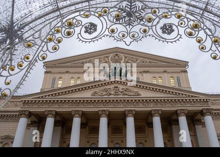 Das Bolschoi-Theater ist das älteste öffentliche Theater und ein Wahrzeichen Russlands. Hier, im Herzen der Hauptstadt, in der Nähe des Kremls, sollte man das Moskauer Ballett und die Moskauer Oper beobachten Stockfoto