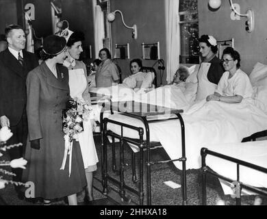 Prinzessin Elizabeth (später Königin Elizabeth II.) besucht die West Midlands. Sie lächelt Patienten ermutigend an, als sie durch eine Frauenabteilung im Selly Oak Hospital geht. Mai 1949. Stockfoto