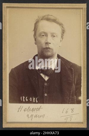 Hébert. Georges, Henri. 27 (ou 29) ans, né à Bayeux (Calvados). Menuisier. Anarchiste. 23/4/92. 1892 Alphonse Bertillon Bertillon, geboren in einer angesehenen Familie von Wissenschaftlern und Statistikern, begann seine Karriere als Angestellter des Identifikationsbüros der Pariser Präfektur der Polizei im Jahr 1879. Mit der Pflege zuverlässiger polizeilicher Aufzeichnungen von Straftätern beauftragt, entwickelte er das erste moderne System der kriminellen Identifizierung. Das System, das unter dem Namen Bertillonage bekannt wurde, hatte drei Komponenten: Anthropometrische Messung, präzise verbale Beschreibung der körperlichen Eigenschaften des Gefangenen und Stan Stockfoto