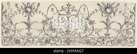 Friesen mit Vögeln, Blumen und mäandernden Kränzen und Schriftrollen (9) ca. 1600–1617 Theodor Bang Deutsche Frieze aus zwei horizontalen Rändern. Der untere Rand ist viermal so breit wie der obere Rand, der mit einem Muster aus mäandernden vegetalen Rinceaux und Blumen verziert ist. Am unteren Rand hängen Rinzeaux und Strapwork mit einem großen zentralen Motiv in der Mitte. Auf beiden Seiten sind ein hängender stilisierter Blütenkelch und eine Girlande mit Früchten zu sehen. Friesen mit Vögeln, Blumen und gewundenen Kränzen und Schriftrollen (9) 406541 Stockfoto