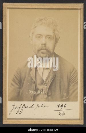 Jaffard. Julien, Ludovic. 37 ans, né le 31/5/57 à Lesterps (Charente). Journalier. Anarchiste. 2/7/94. 1894 Alphonse Bertillon Bertillon, geboren in einer angesehenen Familie von Wissenschaftlern und Statistikern, begann seine Karriere als Angestellter des Identifikationsbüros der Pariser Präfektur der Polizei im Jahr 1879. Mit der Pflege zuverlässiger polizeilicher Aufzeichnungen von Straftätern beauftragt, entwickelte er das erste moderne System der kriminellen Identifizierung. Das System, das unter dem Namen Bertillonage bekannt wurde, hatte drei Komponenten: Anthropometrische Messung, präzise verbale Beschreibung der körperlichen Eigenschaften des Gefangenen, a Stockfoto