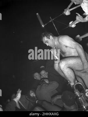 Primo Carnera gegen Larry Gains, Wrestling-Spiel, 23rd. Oktober 1951. Beide sind ehemalige professionelle Schwergewichtsboxer, Spitznamen, Ambling Alp und Larrupin Larry Stockfoto