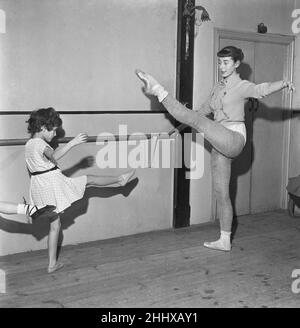 Babyunterricht und Kleinkinder, die ihren Ballettunterricht an der Rambert School im Mercury Theater, Notting Hill Gate, haben. Die Lehrer für die Babyklassen sind ältere Schüler, während die weiterführenden Junior-Klassen von einem erfahrenen Ballettlehrer, 15th. Januar 1954, besucht werden Stockfoto