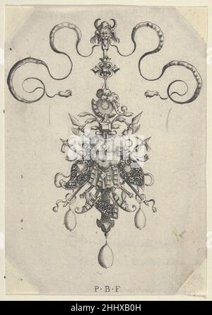 Vertikale Platte mit Design für einen Anhänger, von Omnis generis Instrumenta Bellica ca. 1600 Paul Birckenhultz Ornamentdesign für Anhänger mit Trophäen in der Mitte, aufgehängt an einer Maske mit Widderhörnern oben und drei Perlen unten. Im Anhänger ein Kuirass mit Speeren und Äxten dahinter. Vertikale Platte mit Design für eine Pendelleuchte, von Omnis generis Instrumenta Bellica 423613 Stockfoto