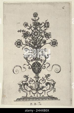 Reverse Kopie des Designs für einen Anhänger, von Ars sein Myronis Nobilis Effingitus Pagellulis ca. 1600 nach Paul Birckenhultz German Design mit einem Schmuckstrauß, der aus einer schwarzen Vase in der Mitte hervortritt, flankiert von Hybriden mit Vogelköpfen. Reverse Copy of Design for a Pendant, von Ars His Myronis Nobilis Effingitus Pagellulis 423621 Stockfoto