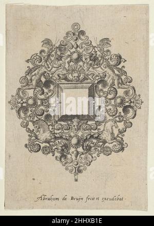 Vertikale Tafel mit Spiegelentwurf 1580–1600 zugeschrieben Abraham de Bruyn Flämisches Ornamentdesign für Schmuck mit quadratischem Spiegel in der Mitte, Putto oben und Kuhschädel unten. Den Schädel flankieren zwei halblange Pferde. Aus einer Serie von sechs Platten. Vertikale Platte mit Design für einen Spiegel 423644 Stockfoto