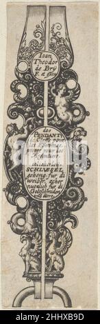 Titelseite, aus des Pendants de Cleffs pour les Femmes 1580–1600 Johann Theodor de Bry Niederländisches Titelblatt aus einer Serie von fünf Tafeln mit Anhänger-Designs, mit dem Titel in französischer und deutscher Sprache in einem ovalen Zentrum und der Unterschrift des Künstlers in einem Kreis oben in der Mitte. Das dekorative Anhänger-Design umfasst eine Vielzahl von Meereslebewesen, einen Satyr, einen Greifen und einen sphynx.. Titelseite, von des Pendants de Cleffs pour les Femmes 424105 Stockfoto