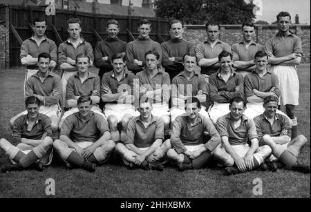 Everton posiert für ein Gruppenfoto im Goodison Park. Sie sind Back Row von links nach rechts: Ted Falder, T E Jones, Ted Sager, J O'Neill, G Burnett, P Farrell, C Lello und M Lindley. Mittlere Reihe: O Hold, Ted Buckle, E Wainright, H Catterick, T Eglington, W Fielding und J Grant. Front Row: J W Parker, E Moore, A Hampson, J Humphreys, G Saunders und T Clinton. Juli 1950. Stockfoto