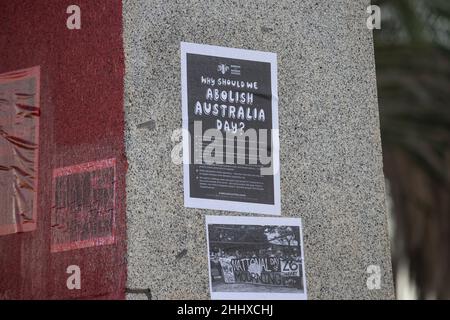 Statue des Captain Cook in St. Kilda, Melbourne, Australien. Die Caption Cook Statue ist als Protest gegen den Australia Day 2022 und den Kolonialismus rot gestrichen. Stockfoto